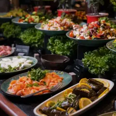 En härlig buffé med lax, sallader och grönsaker. En perfekt start på dagen med radisson blu waterfront frukost.