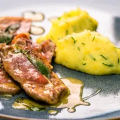 Saltimbocca: Kalbfleisch mit Salbei und Schinken, serviert mit Kartoffelpüree. Ein Klassiker, der zeigt, was Saltimbocca ist.