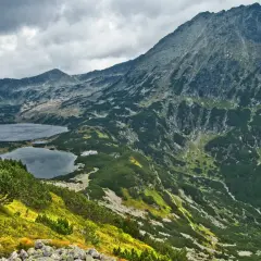 Widok na szlak z Doliny Pięciu Stawów do Morskiego Oka. Jeziora otoczone zielonymi zboczami gór.