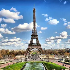 La Tour Eiffel, symbole de Paris, a été construite pour l'Exposition Universelle de 1889. Elle est un monument emblématique, une merveille d'ingénierie.