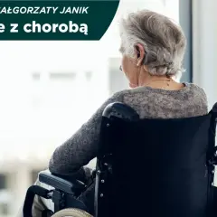 Starsza pani na wózku inwalidzkim, zamyślona, patrzy przez okno. Obraz symbolizuje życie z chorobą, w tym alzheimer ostatnie stadium.