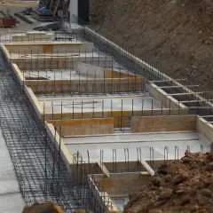 Budowa garażu: widać zbrojenie i szalunki, tworzące jaki głęboki fundament pod garaż.