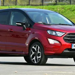 Czerwony Ford Ecosport używany, z czarnym dachem i felgami, gotowy na miejskie wyzwania.