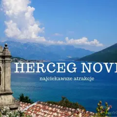 Widok na zatokę w Herceg Novi, Czarnogóra. Dzwonnica i góry w tle.