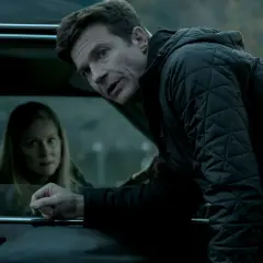 Marty und Wendy in Ozark Staffel 3, ein angespanntes Gespräch am Auto.