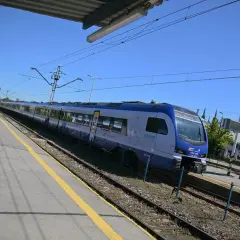 Pociąg Intercity Stadler czeka na pasażerów na stacji. Może właśnie jedzie z Warszawy do Kielc, a może z Kielc do Warszawy.