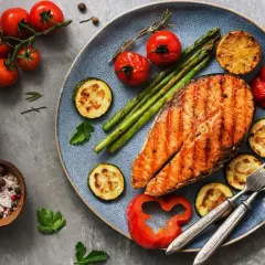 Perfekt gegrillter Lachs mit Spargel, Zucchini und Tomaten. Ein Genuss für alle Sinne!