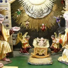 Szopka w Wambierzycach, Sanktuarium Królowej Rodzin. Święta Rodzina, aniołowie i Dzieciątko Jezus w żłóbku.