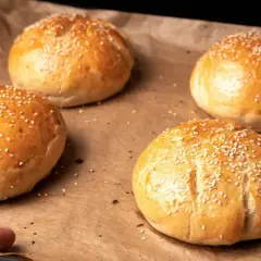 Bułki do hamburgerów: Puszyste jak z burgerowni! Przepis krok po kroku