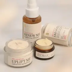 Zestaw kosmetyków Phenomé: krem pod oczy "Eye Me Up", krem "Uplift Me", peeling "Renew Me" i serum "Smooth". Idealny do codziennej pielęgnacji, by zachować młody wygląd.