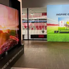 TCL to firma znana z innowacyjnych telewizorów, jak ten z napisem "Inspire Greatness", prezentujący drużynę piłkarską.