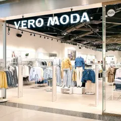 Vero Moda store entrance with mannequins displaying outfits and racks of clothing.
