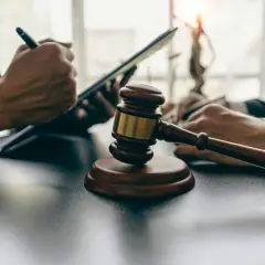 Radca prawny a adwokat: Jedyna różnica, która ma znaczenie?