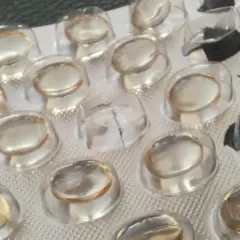 Puste blistry po kapsułkach, niektóre z pozostałościami, sugerujące nadmiar omega-3 objawy.