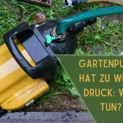 Gelbe Gartenpumpe mit grünem Schlauch auf nassem Gras. Text: "Gartenpumpe hat zu wenig Druck: Was tun?