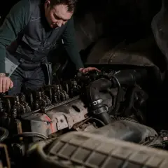 Mechanik bada silnik ciężarówki, szukając sposobu, jak wyczyścić EGR bez rozbierania.