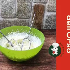La panna non si monta? Forse la temperatura è sbagliata. Ecco i consigli per montarla perfettamente, con fruste elettriche in una ciotola verde.