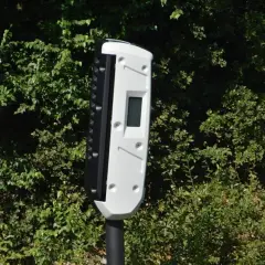Radar tourelle, blanc et noir, avec écran. Est-ce qu'il y a un flash ou pas ?