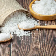 Sal marina para que sirve: realza sabores, conserva alimentos y es un básico en la cocina. Aquí, granos gruesos en cucharas y cuenco.