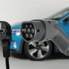 Wtyczka do ładowania samochodu elektrycznego i tradycyjny wtyk.