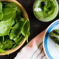 Świeży szpinak w misce, zielony koktajl i blender ręczny. Czy szpinak jest zdrowy? Tak, to superfood!