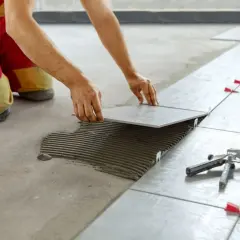 Kafelkowanie DIY: Jak położyć płytki, by trzymały lata?
