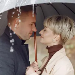 Para pod parasolem, w deszczu, patrzą na siebie z czułością. Czy różnica wieku w związku statystyki ma znaczenie?