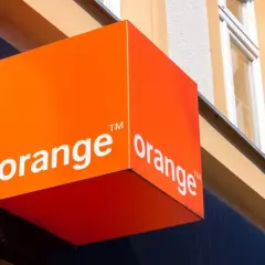 Pomarańczowy sześcian z logo Orange, który świeci w słońcu. Wiele minut minęło, zanim udało się uchwycić ten idealny kadr.