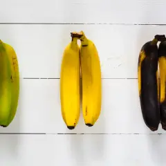 Trzy pary bananów: zielone, żółte i mocno dojrzałe. Zastanawiasz się, ile kalorii ma dojrzały banan?