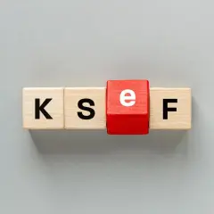 Klocki z literami K, S, E (na czerwonym tle) i F. Kiedy ksef stanie się obowiązkowy?