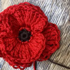 Fiore rosso all'uncinetto, perfetto per un tutorial uncinetto.