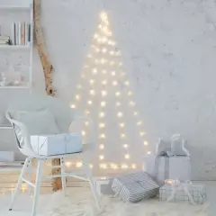 Eine Lichterkette an der Decke befestigt, bildet einen Weihnachtsbaum. Geschenke und ein Stuhl stehen davor.