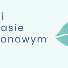 Grudki po kwasie hialuronowym mogą być niepokojące, ale często znikają samoistnie. Stylizowana grafika ust podkreśla temat.