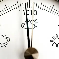 Barometr wskazuje, jakie ciśnienie atmosferyczne panuje w tej chwili. Wskaźnik znajduje się między 1010 a 1020.