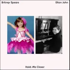 Britney Spears und Elton John als Kinder. Ein Bild zeigt Britney in einem rosa Tutu, das andere Elton am Klavier. Der Songtitel "Hold Me Closer" ist unten zu lesen.