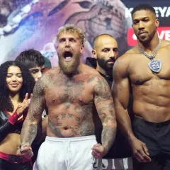 Jake Paul krzyczy na gali boksu, obok niego stoi Anthony Joshua.