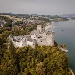 Zamek w Niedzicy, malowniczo położony nad Jeziorem Czorsztyńskim, to idealne miejsce na rodzinny wypad. Zaplanuj zwiedzanie Pienin i odkryj uroki tego regionu.