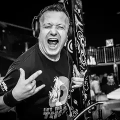 DJ Hazel w akcji, z mikrofonem i słuchawkami, krzyczy do publiczności. Sprawdź jego dj hazel cennik na imprezy!