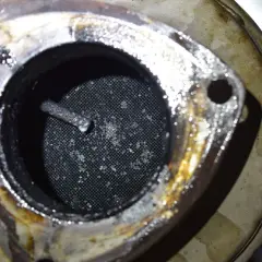 Interior de un filtro de partículas diésel (DPF) de Toyota obstruido con hollín y depósitos.