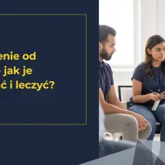 Grupa ludzi na sesji terapeutycznej, prowadzonej przez kobietę z tabletem.
