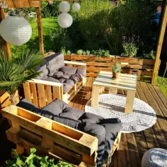 Gemütliche Lounge-Ecke mit Palettenmöbeln. Tolle Paletten Ideen für den Garten, mit Sitzbank, Tisch und Pflanzen.
