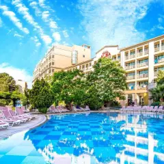 Basen z leżakami i palmą przy hotelu Alba w Bułgarii. Słoneczny dzień, błękitne niebo z chmurami.