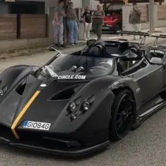 Czarny Pagani Zonda z żółtym pasem, uszkodzony po wypadku. Cena takiego cacka jest astronomiczna.