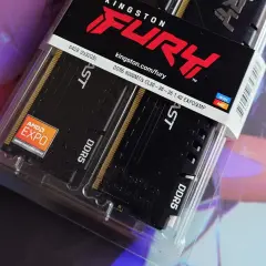Zwei Kingston FURY DDR5 RAM-Riegel mit AMD EXPO-Unterstützung, bereit für maximale Leistung.