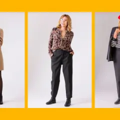 Elegancka kobieta po 60. prezentuje trzy stylowe zestawy: płaszcz i skórzana spódniczka, panterkowy sweter z czarnymi spodniami, marynarka z bluzką w paski i spodniami.