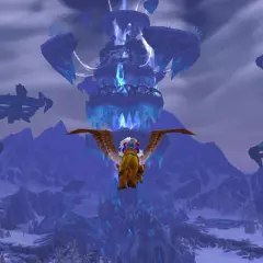 Griffin leci nad lodową krainą w World of Warcraft: Wrath of the Lich King. W tle widać lodową wieżę i latające platformy.