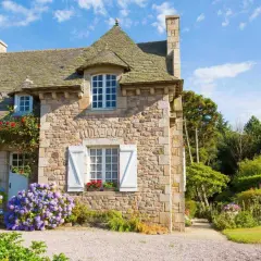 Charmante maison en pierre, fleuron d'un projet de cout renovation maison ancienne. Hydrangeas bleues et roses égaient l'entrée.