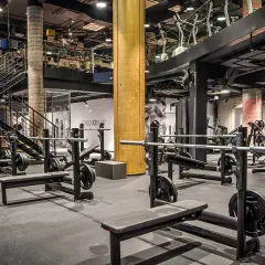 Nowoczesna siłownia z wolnymi ciężarami i maszynami. Idealne miejsce na trening crossfit we Wrocławiu.