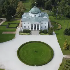 Pałac na Wyspie w Łazienkach Królewskich, otoczony parkiem, przypomina architekturą złotniki kujawskie.