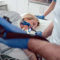 Pacjentka podczas gastroskopii, która może pomóc zdiagnozować eozynofilowe zapalenie przełyku.